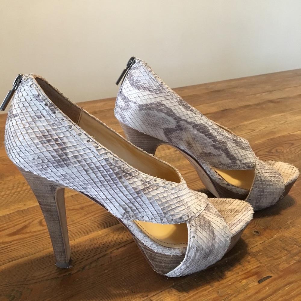 Neutral snake print Peeptoe Pump
